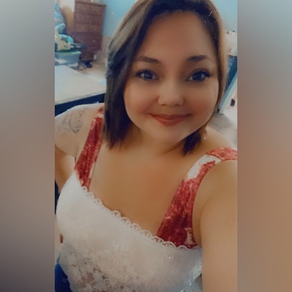 Meet your Posher, Amber...  Hello everyone - Picture 1 of 2